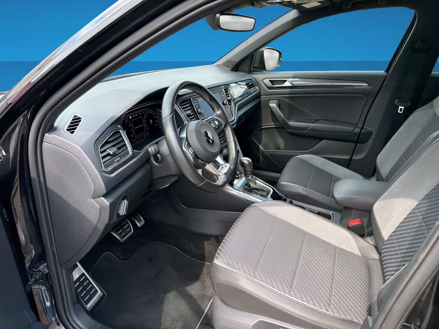 Fahrzeug 12 Fahrzeugabbildung Volkswagen T-Roc 1.5 TSI Sport R-Line Rear View Pano AHK