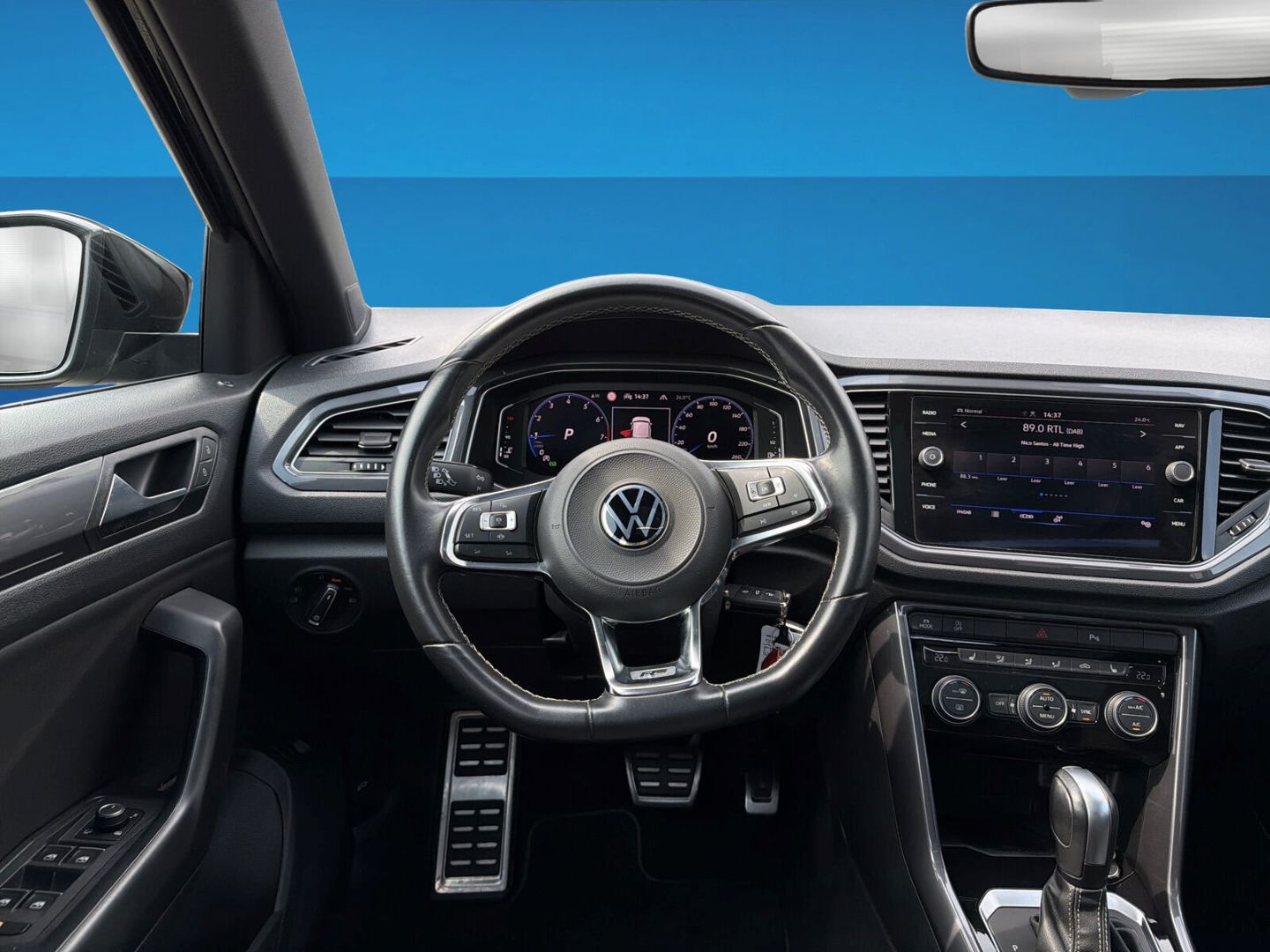 Fahrzeug 13 Fahrzeugabbildung Volkswagen T-Roc 1.5 TSI Sport R-Line Rear View Pano AHK