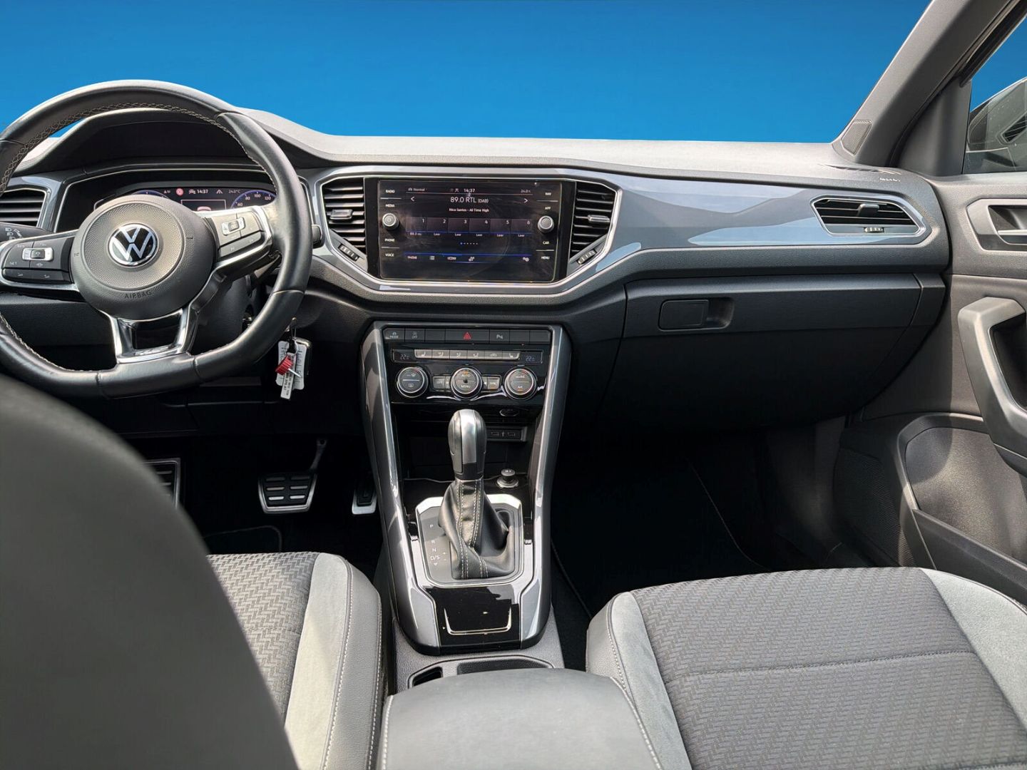 Fahrzeug 14 Fahrzeugabbildung Volkswagen T-Roc 1.5 TSI Sport R-Line Rear View Pano AHK