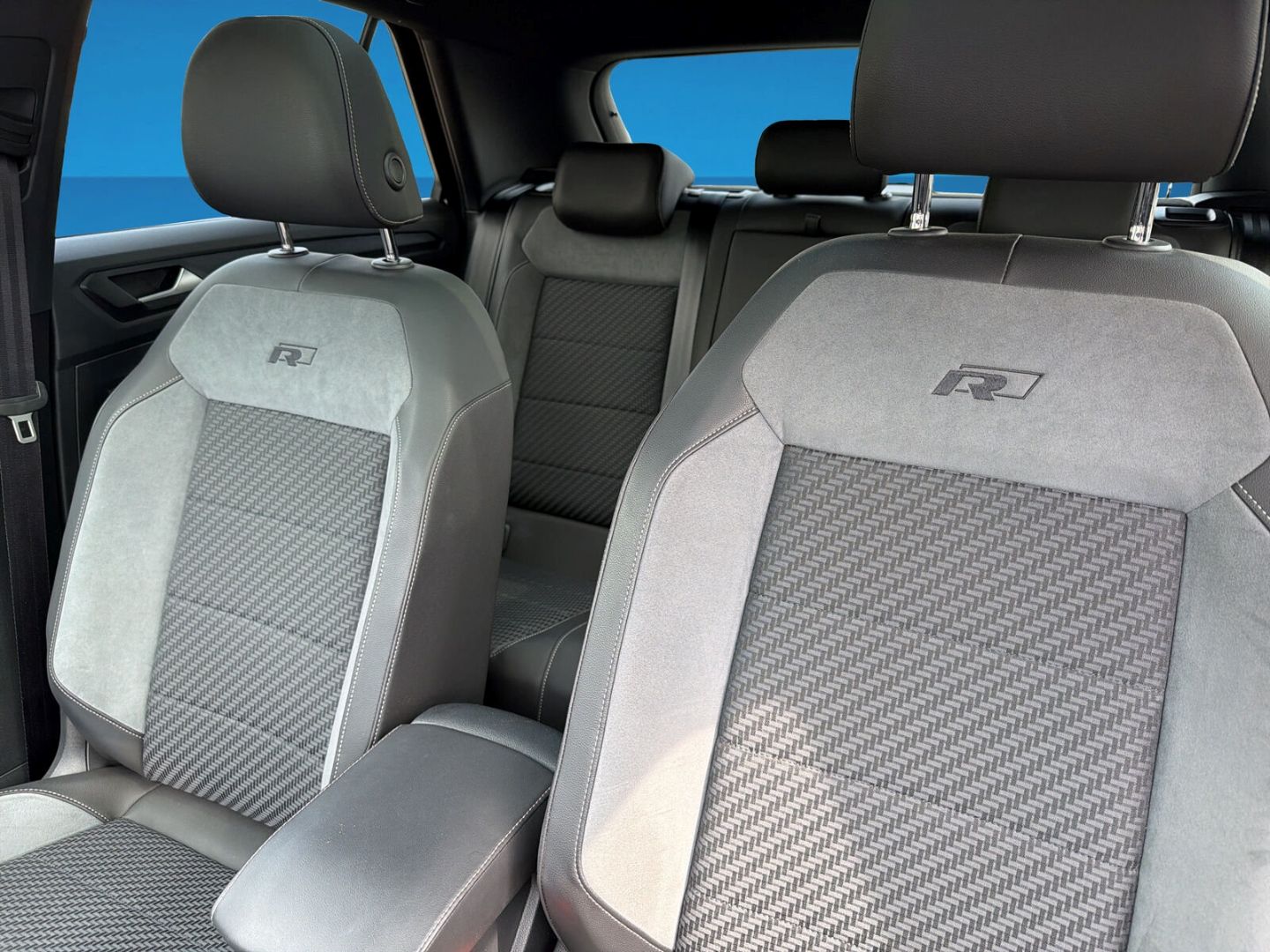 Fahrzeug 15 Fahrzeugabbildung Volkswagen T-Roc 1.5 TSI Sport R-Line Rear View Pano AHK
