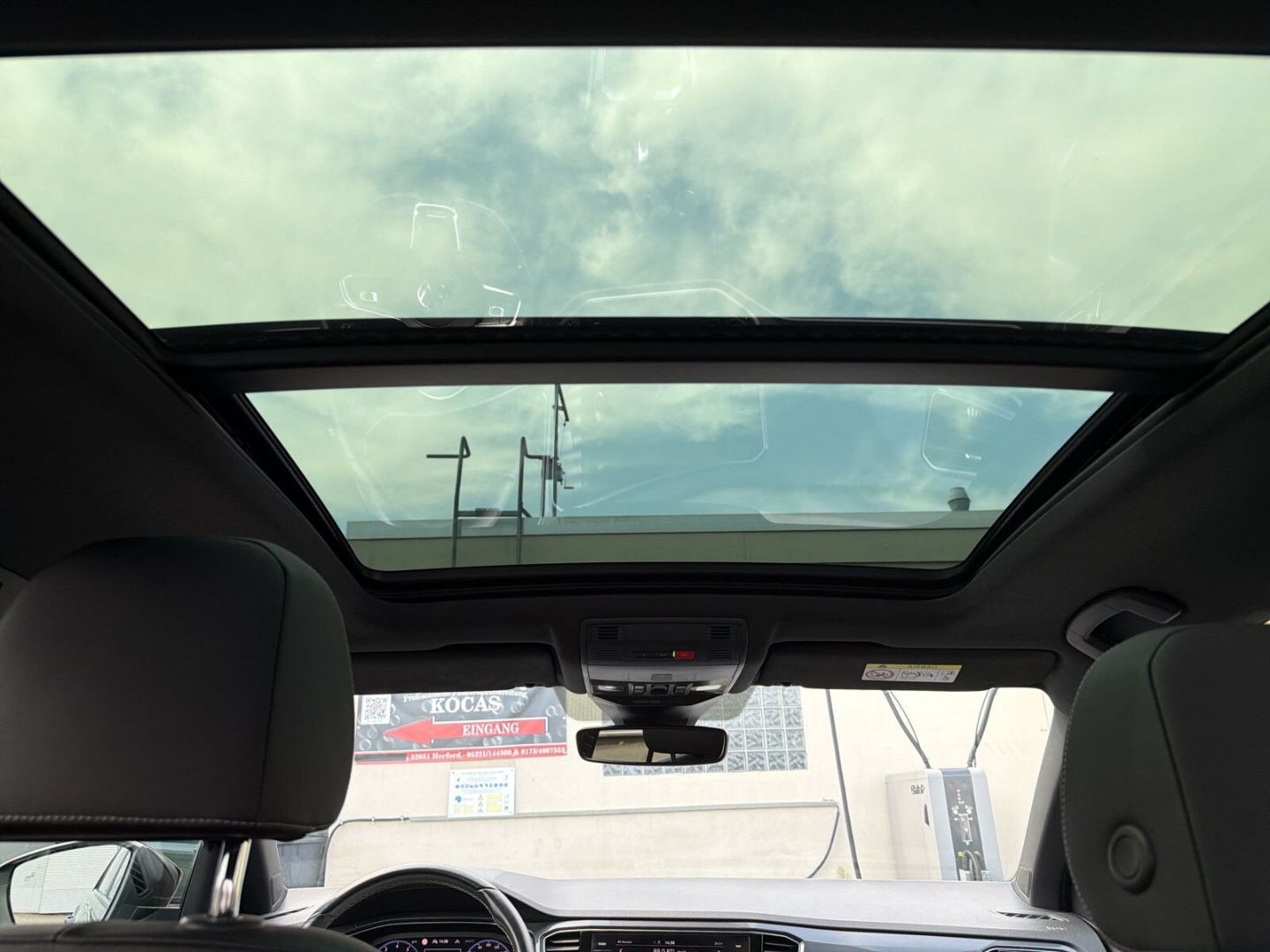 Fahrzeug 16 Fahrzeugabbildung Volkswagen T-Roc 1.5 TSI Sport R-Line Rear View Pano AHK