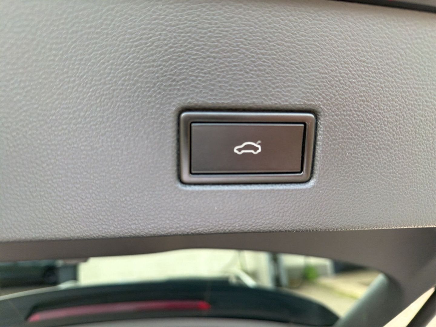 Fahrzeug 17 Fahrzeugabbildung Volkswagen T-Roc 1.5 TSI Sport R-Line Rear View Pano AHK