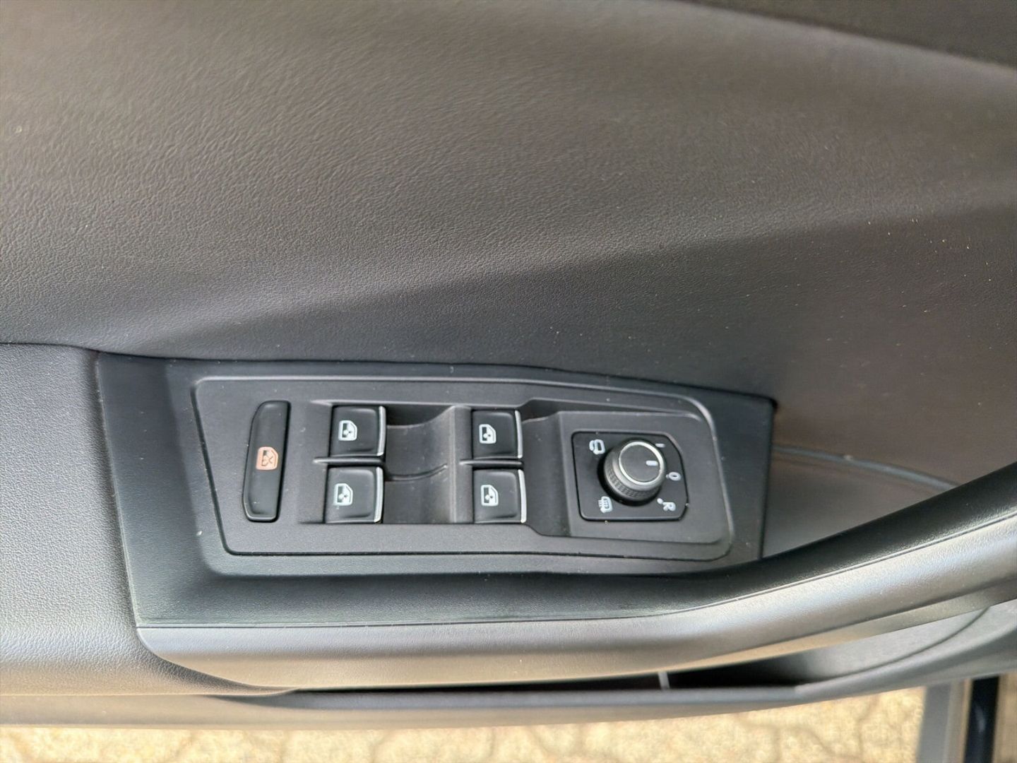 Fahrzeug 18 Fahrzeugabbildung Volkswagen T-Roc 1.5 TSI Sport R-Line Rear View Pano AHK