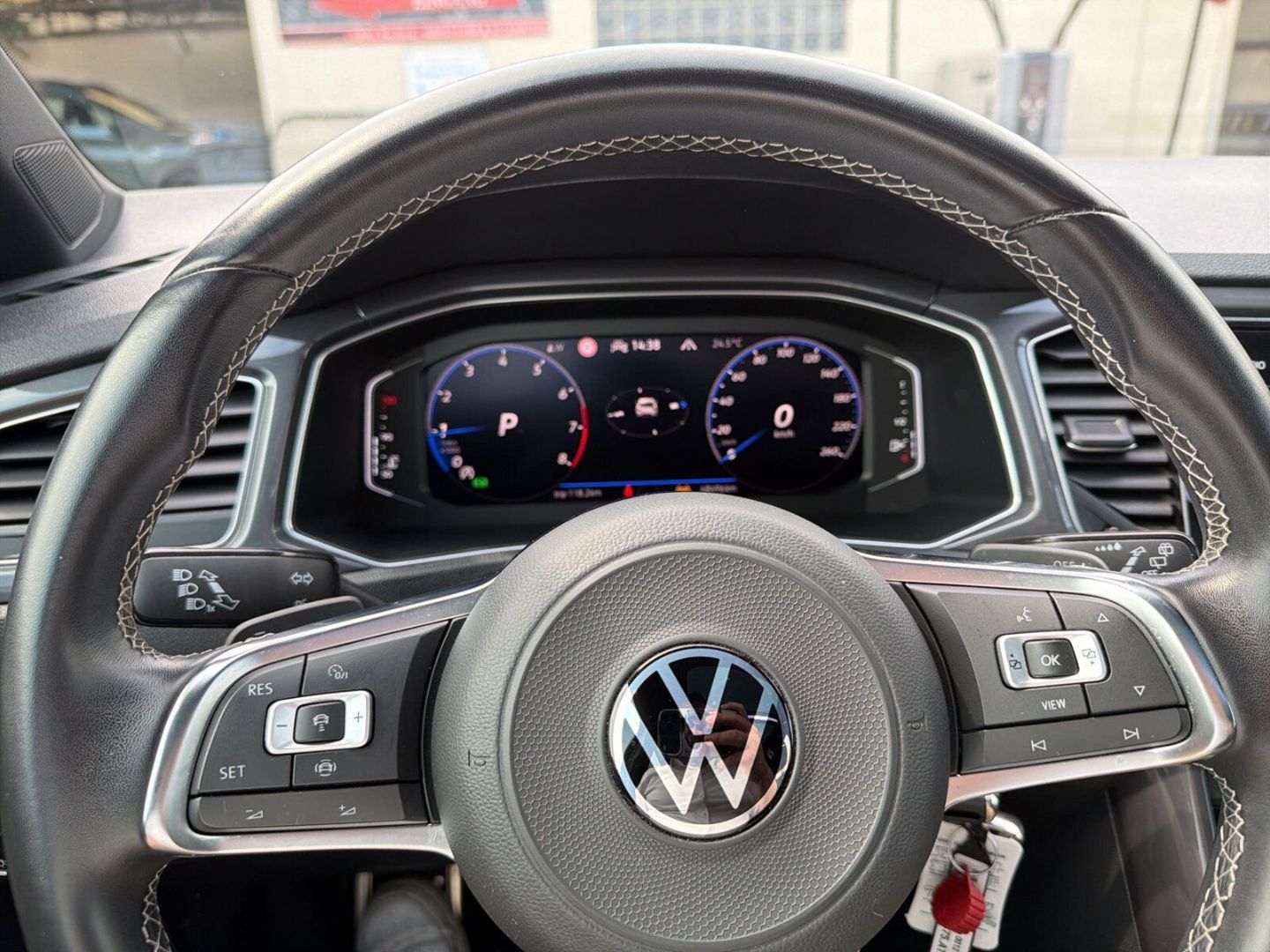 Fahrzeug 19 Fahrzeugabbildung Volkswagen T-Roc 1.5 TSI Sport R-Line Rear View Pano AHK