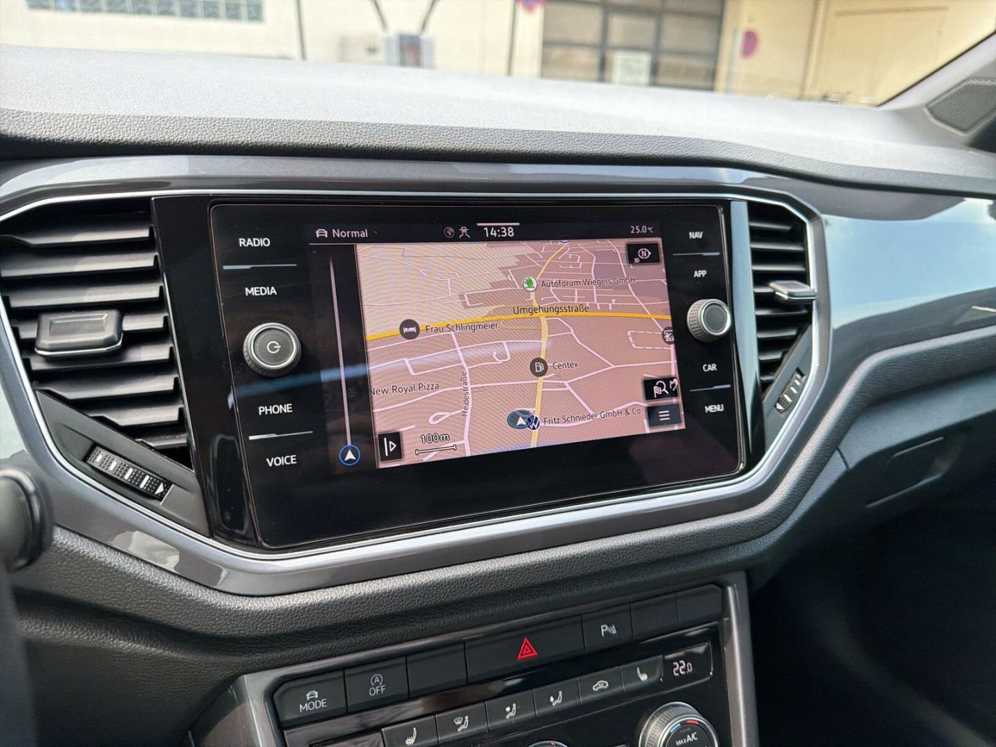 Fahrzeug 20 Fahrzeugabbildung Volkswagen T-Roc 1.5 TSI Sport R-Line Rear View Pano AHK
