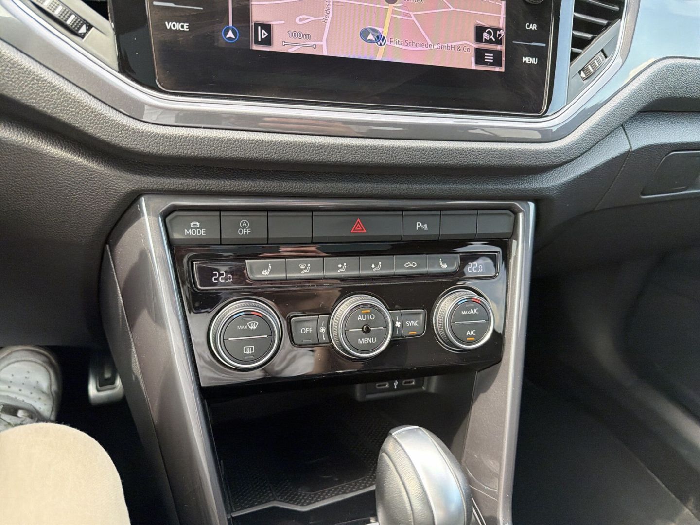 Fahrzeug 21 Fahrzeugabbildung Volkswagen T-Roc 1.5 TSI Sport R-Line Rear View Pano AHK
