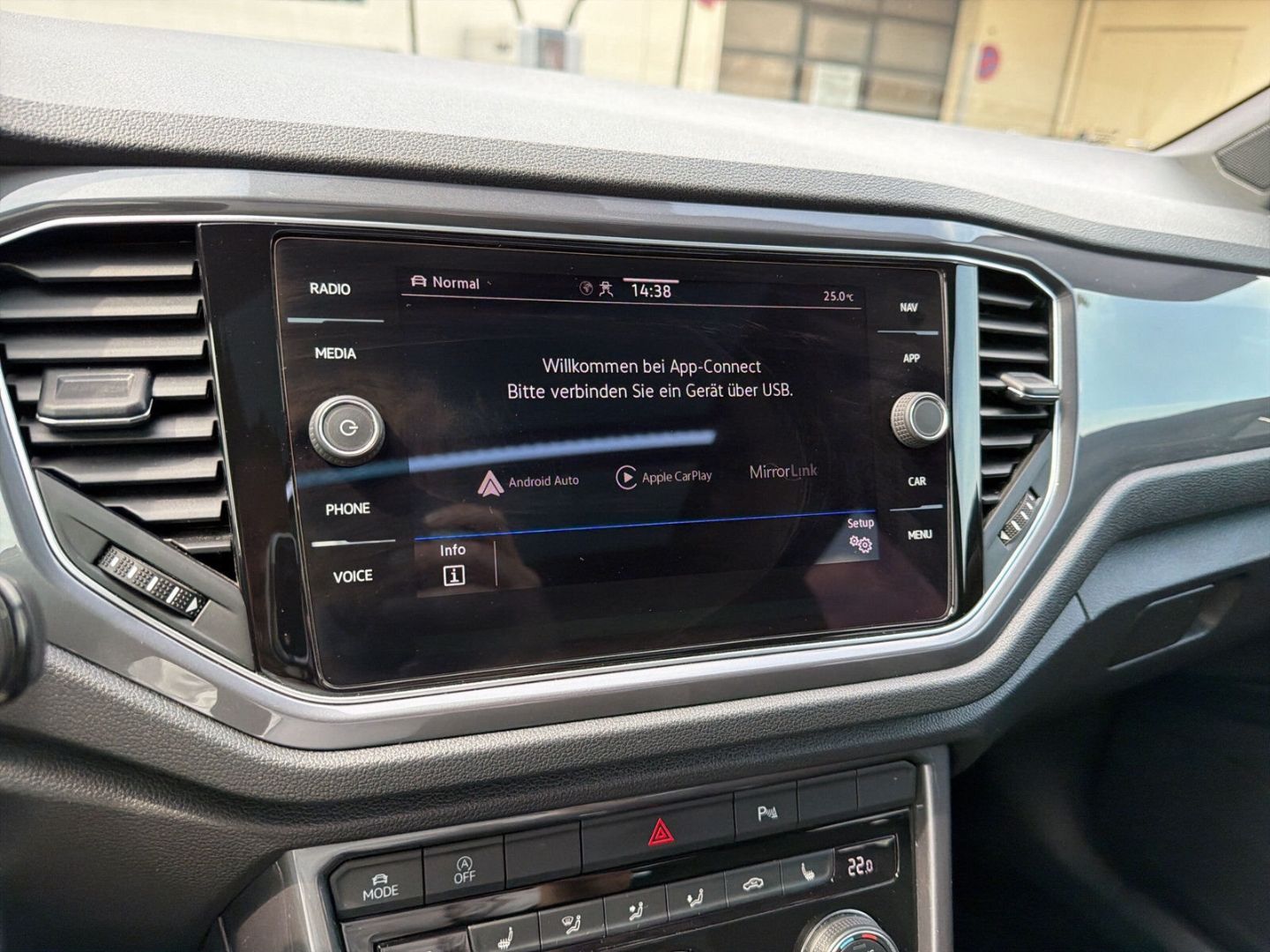 Fahrzeug 22 Fahrzeugabbildung Volkswagen T-Roc 1.5 TSI Sport R-Line Rear View Pano AHK