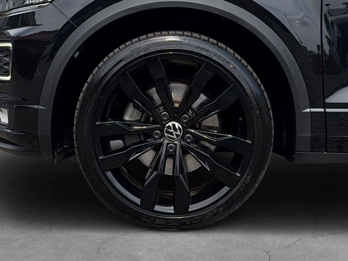 Fahrzeug 10 Fahrzeugabbildung Volkswagen T-Roc 1.5 TSI Sport R-Line Rear View Pano AHK