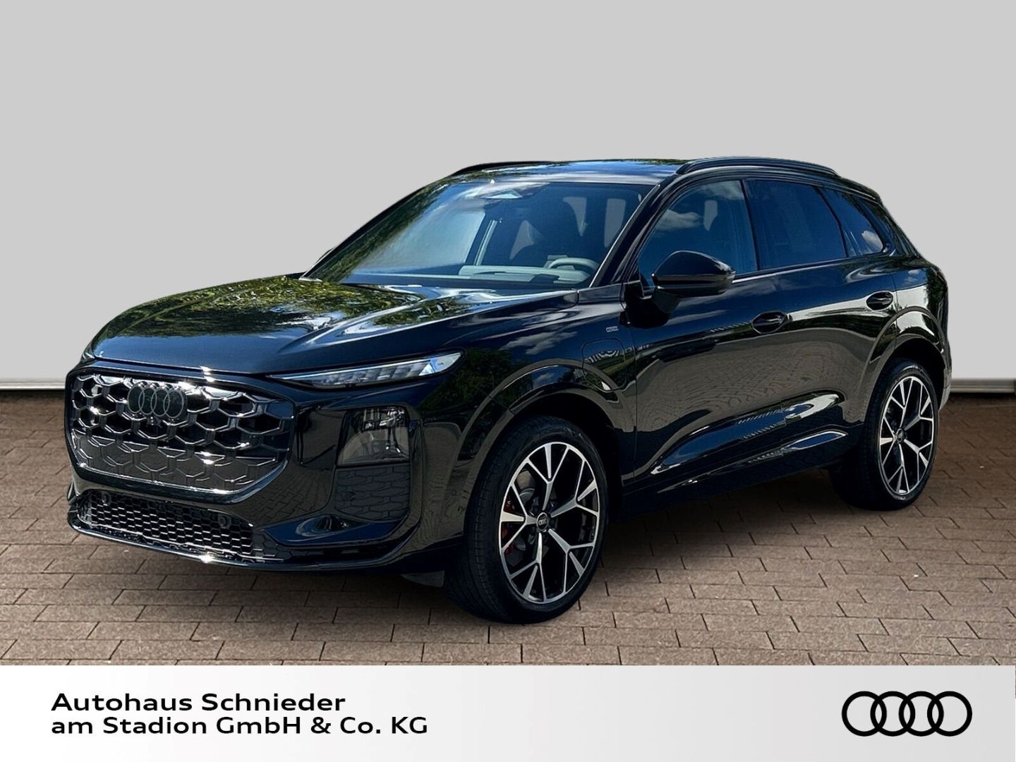Fahrzeugabbildung Audi Q3 SUV E-HYBRID 200 kW+LED+HUD+AHK+PANO+TECHPRO - mit KI generiert/bearbeitet