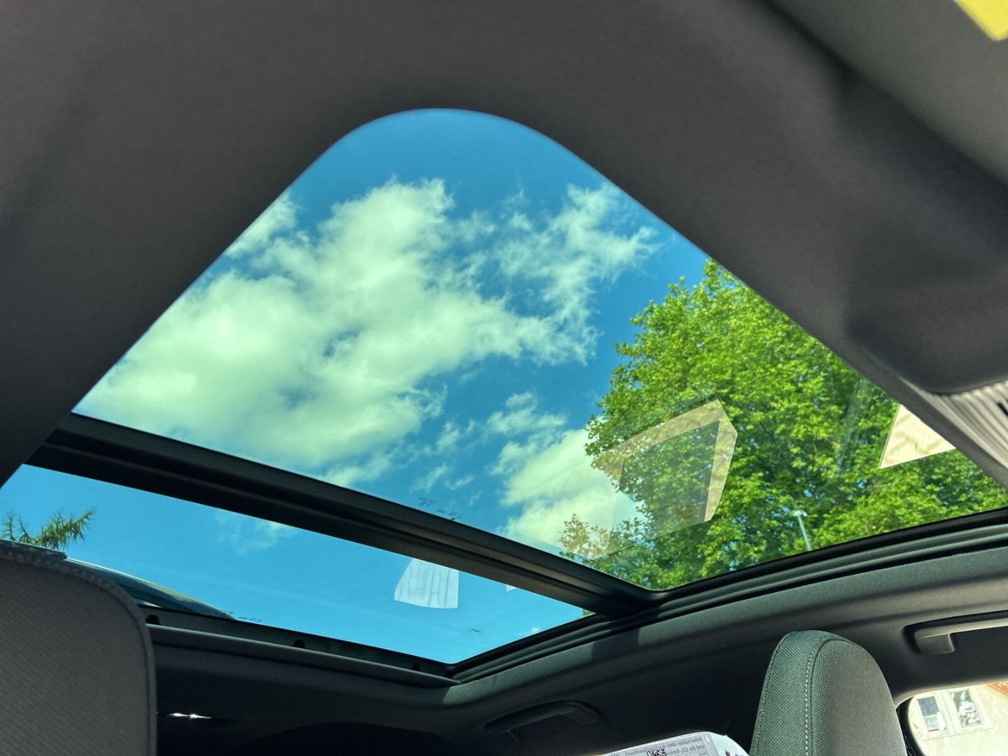 Fahrzeugabbildung Audi Q3 SUV E-HYBRID 200 kW+LED+HUD+AHK+PANO+TECHPRO - mit KI generiert/bearbeitet