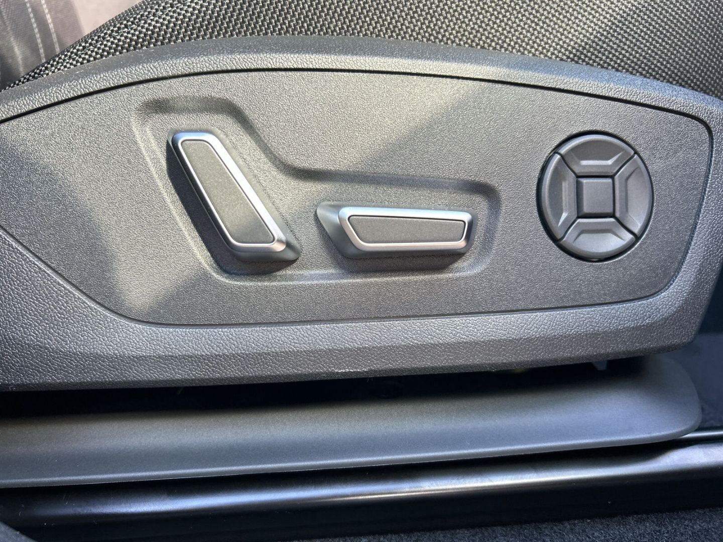 Fahrzeugabbildung Audi Q3 SUV E-HYBRID 200 kW+LED+HUD+AHK+PANO+TECHPRO - mit KI generiert/bearbeitet