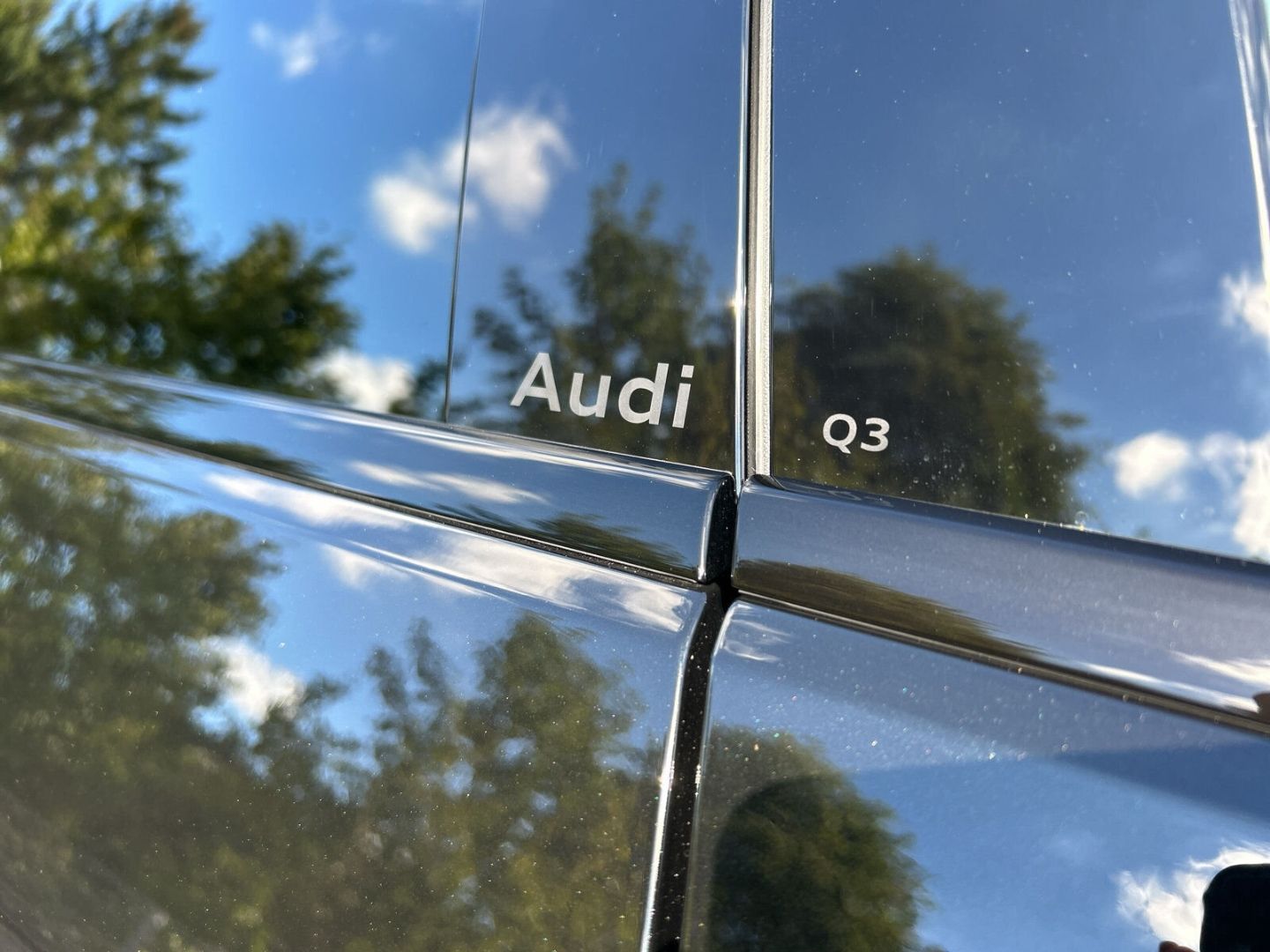 Fahrzeugabbildung Audi Q3 SUV E-HYBRID 200 kW+LED+HUD+AHK+PANO+TECHPRO - mit KI generiert/bearbeitet