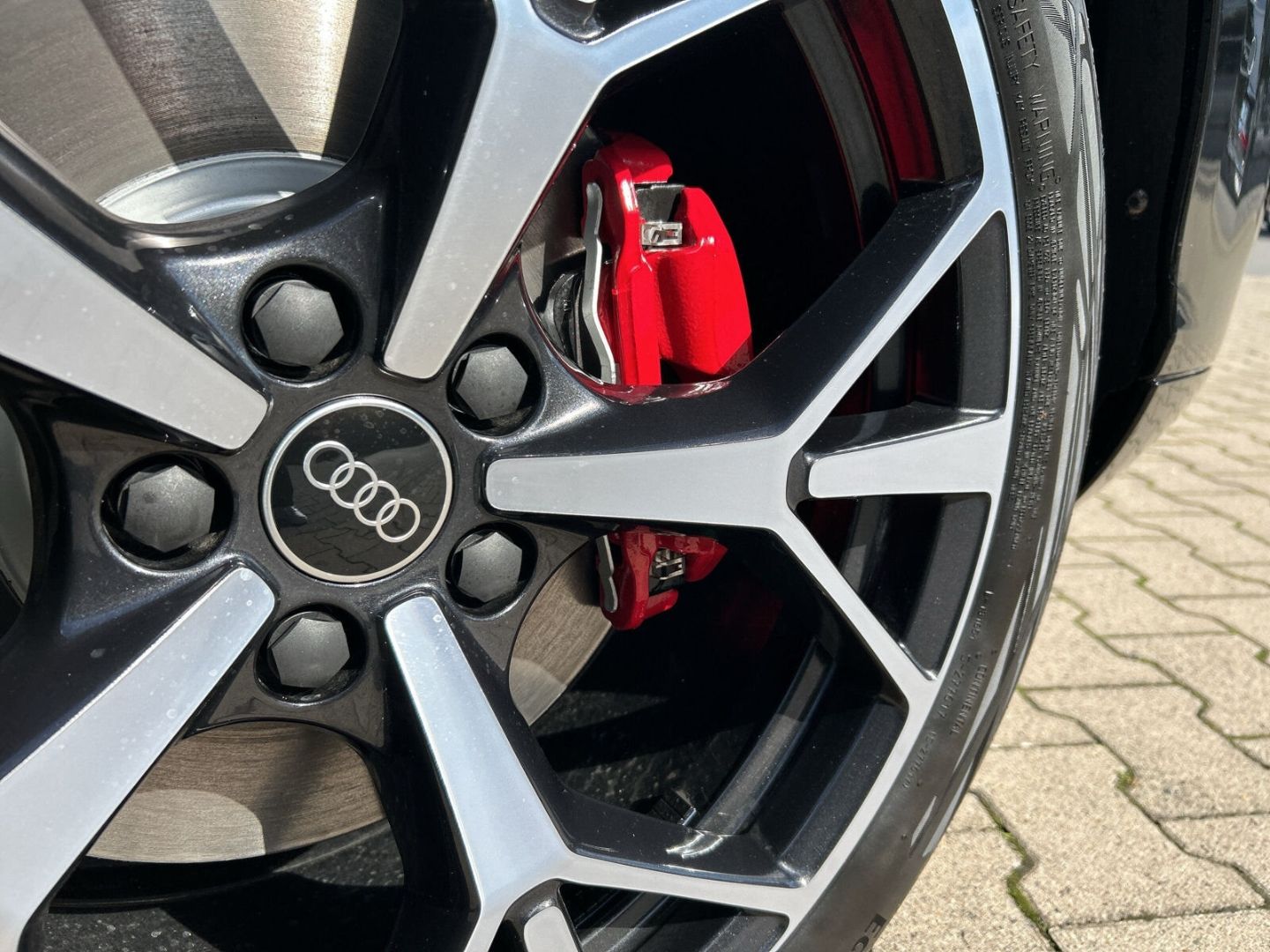 Fahrzeugabbildung Audi Q3 SUV E-HYBRID 200 kW+LED+HUD+AHK+PANO+TECHPRO - mit KI generiert/bearbeitet