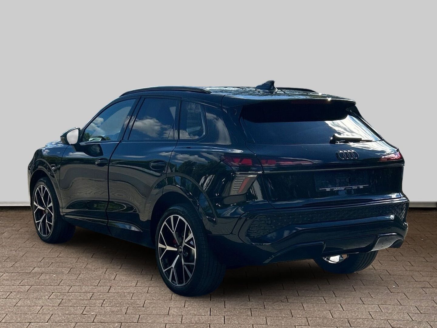 Fahrzeugabbildung Audi Q3 SUV E-HYBRID 200 kW+LED+HUD+AHK+PANO+TECHPRO - mit KI generiert/bearbeitet