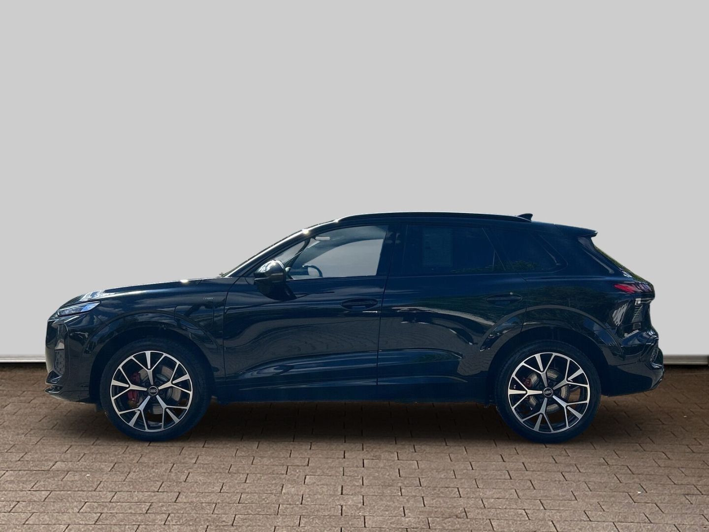 Fahrzeugabbildung Audi Q3 SUV E-HYBRID 200 kW+LED+HUD+AHK+PANO+TECHPRO - mit KI generiert/bearbeitet