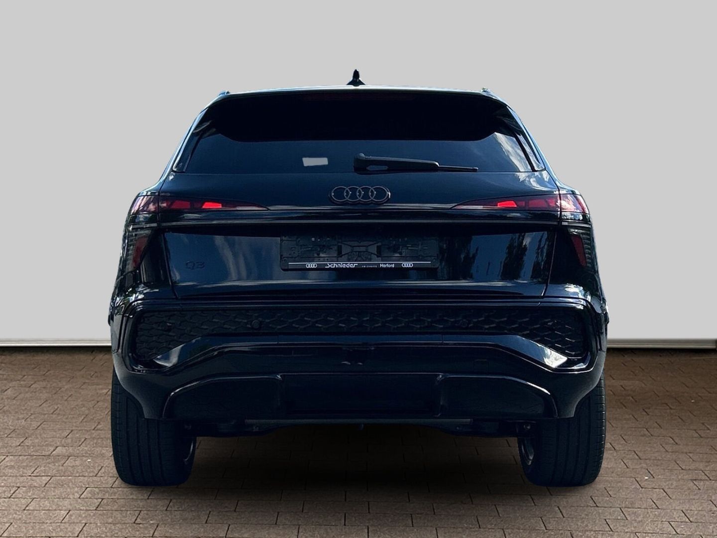 Fahrzeugabbildung Audi Q3 SUV E-HYBRID 200 kW+LED+HUD+AHK+PANO+TECHPRO - mit KI generiert/bearbeitet