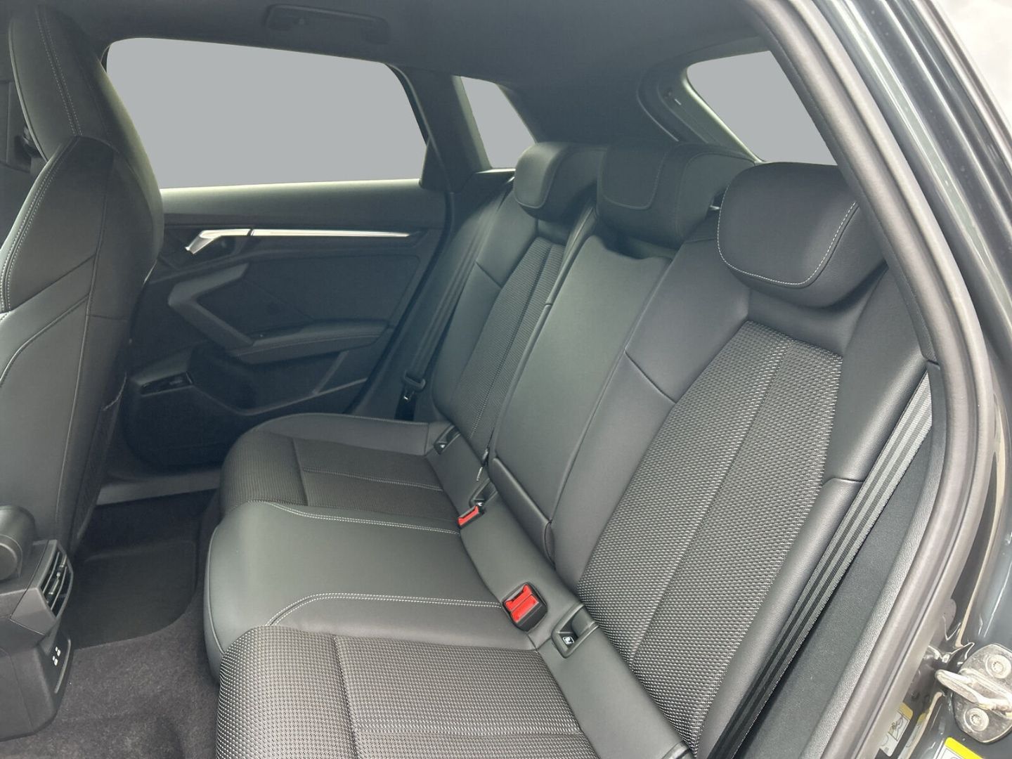 Fahrzeugabbildung Audi A3 SPORTBACK ADVANCED 85 kW+LED+PANO+AHK+KAMERA - mit KI generiert/bearbeitet