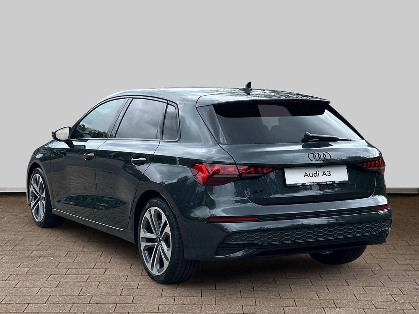 Fahrzeugabbildung Audi A3 SPORTBACK ADVANCED 85 kW+LED+PANO+AHK+KAMERA - mit KI generiert/bearbeitet