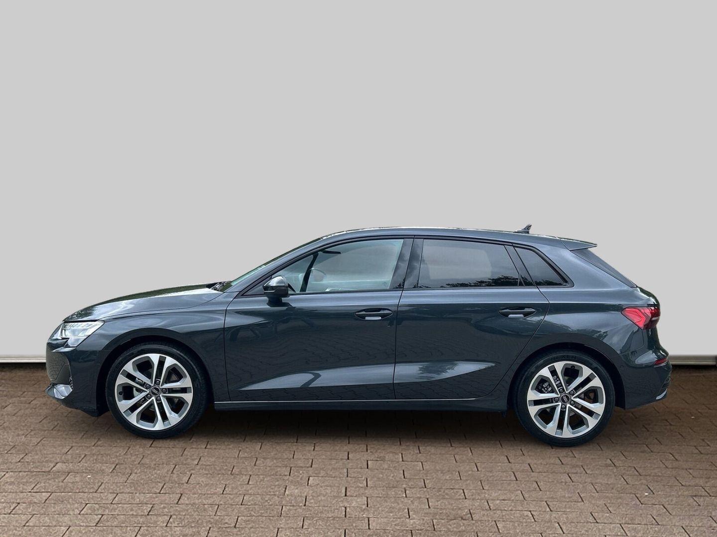 Fahrzeugabbildung Audi A3 SPORTBACK ADVANCED 85 kW+LED+PANO+AHK+KAMERA - mit KI generiert/bearbeitet