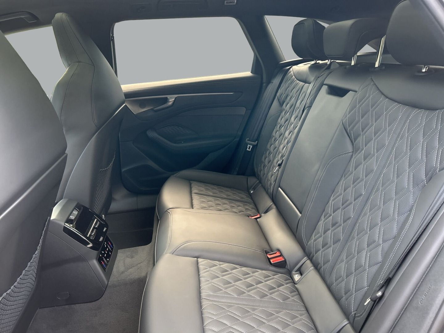 Fahrzeugabbildung Audi A6 TDI ALLROAD+MATRIX LED+PANO+AHK+HUD+TECHPRO+ - mit KI generiert/bearbeitet