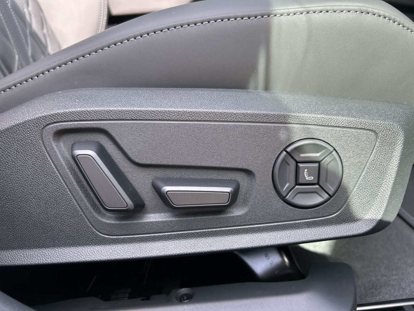 Fahrzeugabbildung Audi A6 TDI ALLROAD+MATRIX LED+PANO+AHK+HUD+TECHPRO+ - mit KI generiert/bearbeitet