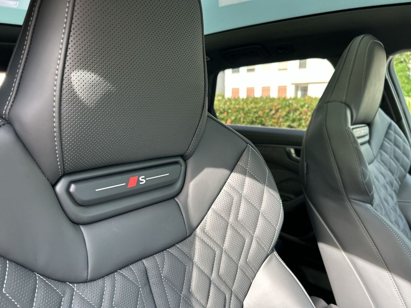 Fahrzeugabbildung Audi A6 TDI ALLROAD+MATRIX LED+PANO+AHK+HUD+TECHPRO+ - mit KI generiert/bearbeitet