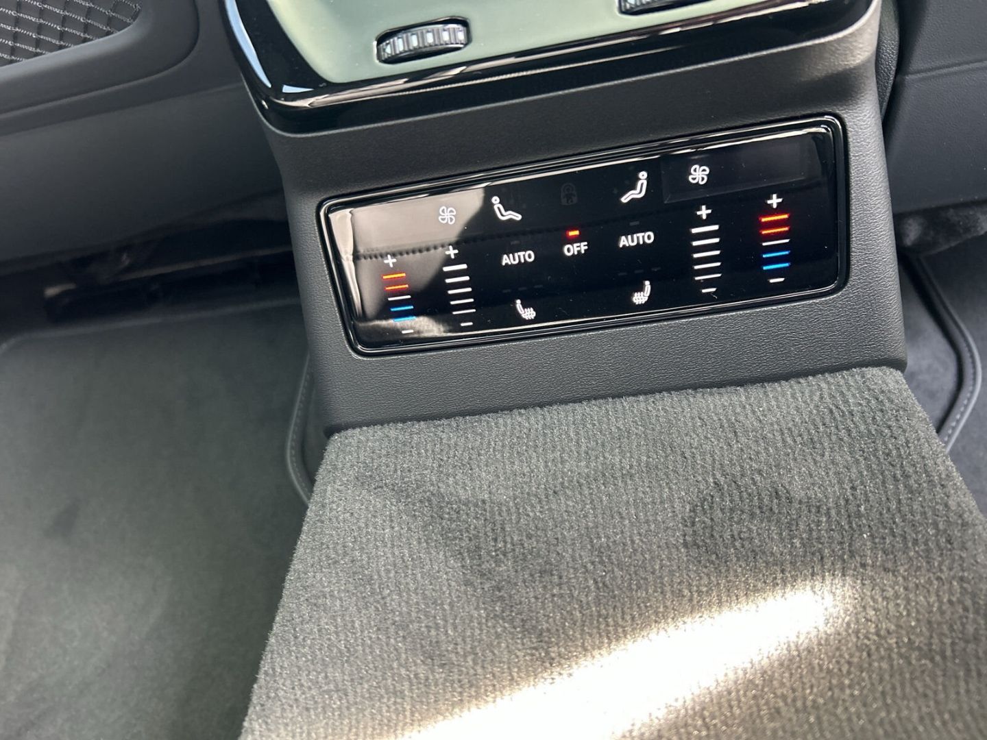 Fahrzeugabbildung Audi A6 TDI ALLROAD+MATRIX LED+PANO+AHK+HUD+TECHPRO+ - mit KI generiert/bearbeitet