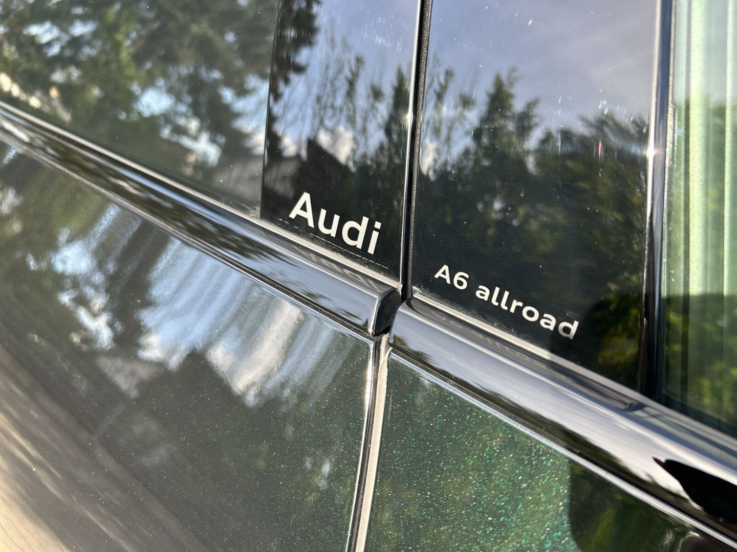 Fahrzeugabbildung Audi A6 TDI ALLROAD+MATRIX LED+PANO+AHK+HUD+TECHPRO+ - mit KI generiert/bearbeitet