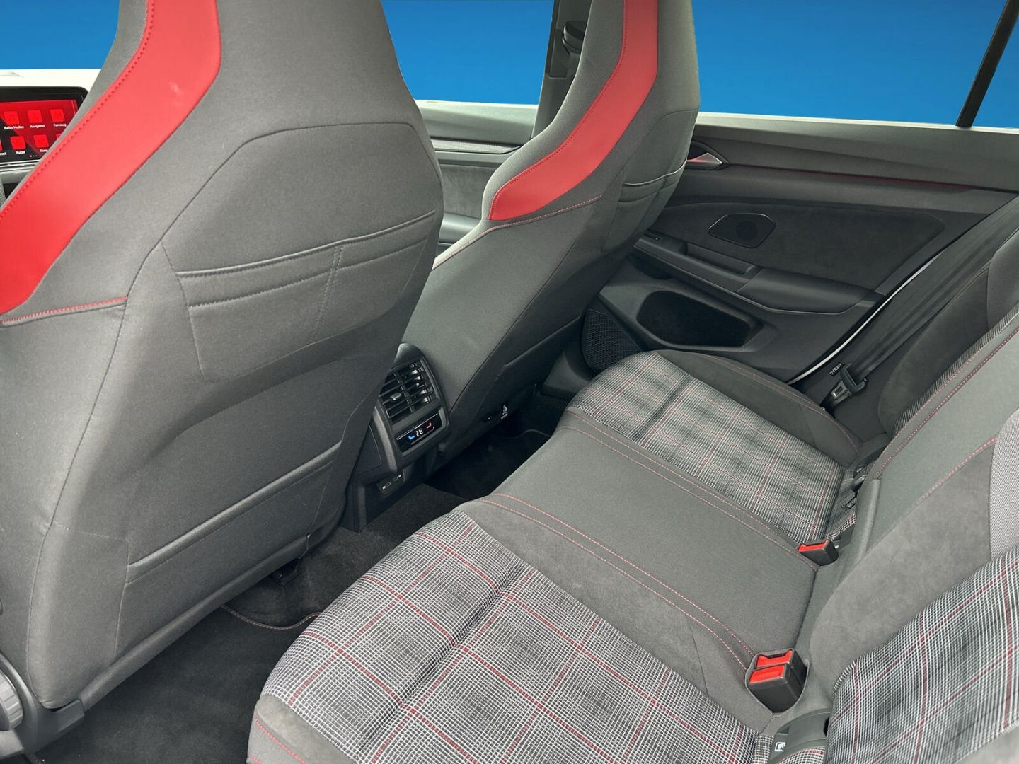 Fahrzeug 15 Fahrzeugabbildung Volkswagen Golf VIII 2.0 TSI GTI Navi Digitales Cockpit Sou - mit KI generiert/bearbeitet