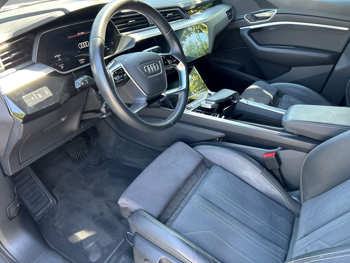 Fahrzeugabbildung Audi Q8 e-tron Sportback 50 LED Optik Paket Sportsitz - mit KI generiert/bearbeitet