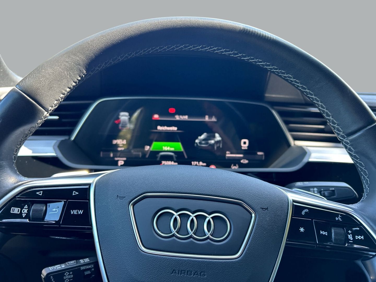Fahrzeugabbildung Audi Q8 e-tron Sportback 50 LED Optik Paket Sportsitz - mit KI generiert/bearbeitet