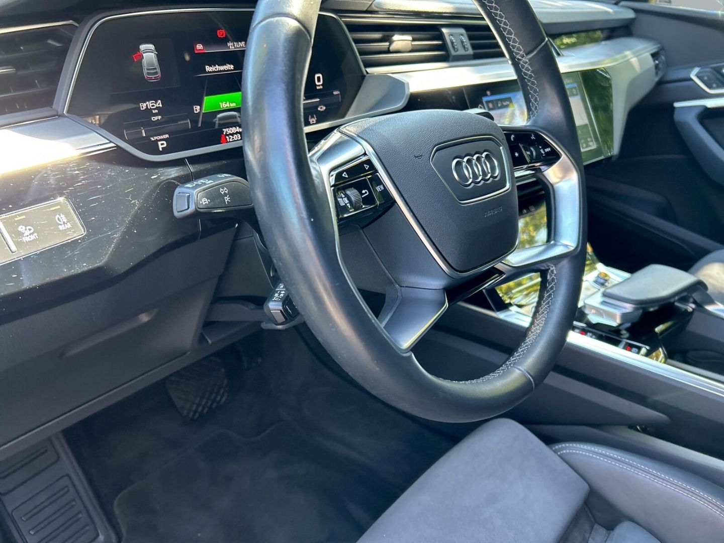 Fahrzeugabbildung Audi Q8 e-tron Sportback 50 LED Optik Paket Sportsitz - mit KI generiert/bearbeitet