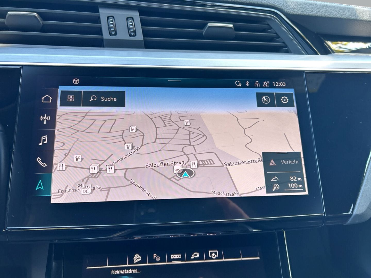 Fahrzeugabbildung Audi Q8 e-tron Sportback 50 LED Optik Paket Sportsitz - mit KI generiert/bearbeitet