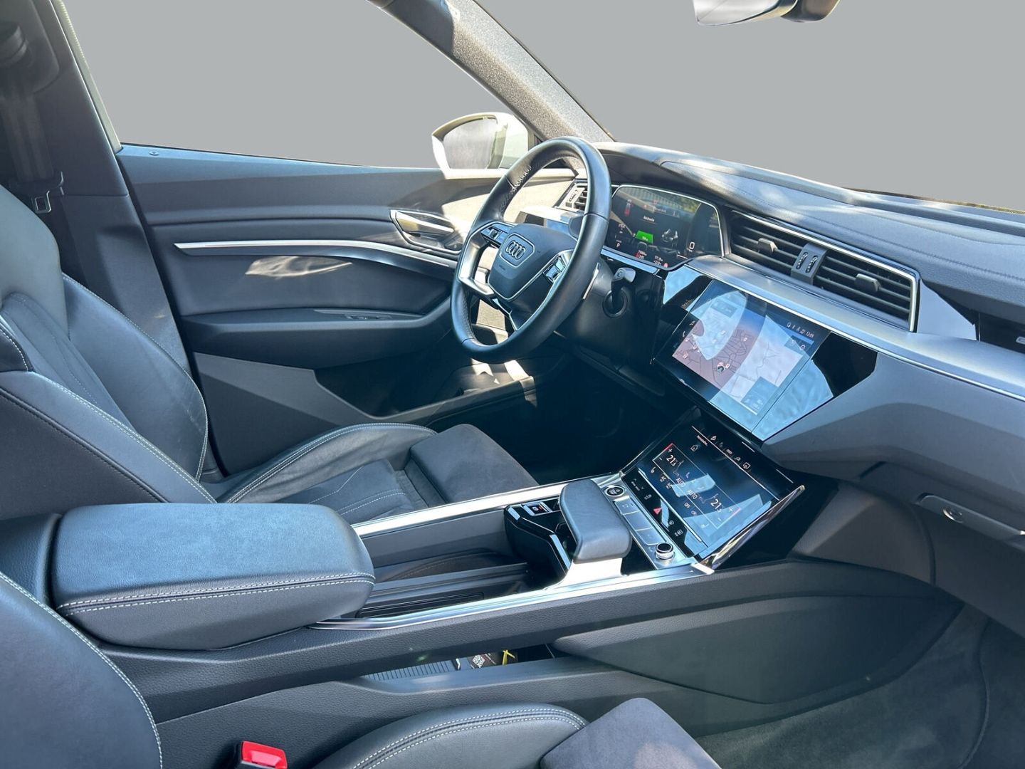 Fahrzeugabbildung Audi Q8 e-tron Sportback 50 LED Optik Paket Sportsitz - mit KI generiert/bearbeitet
