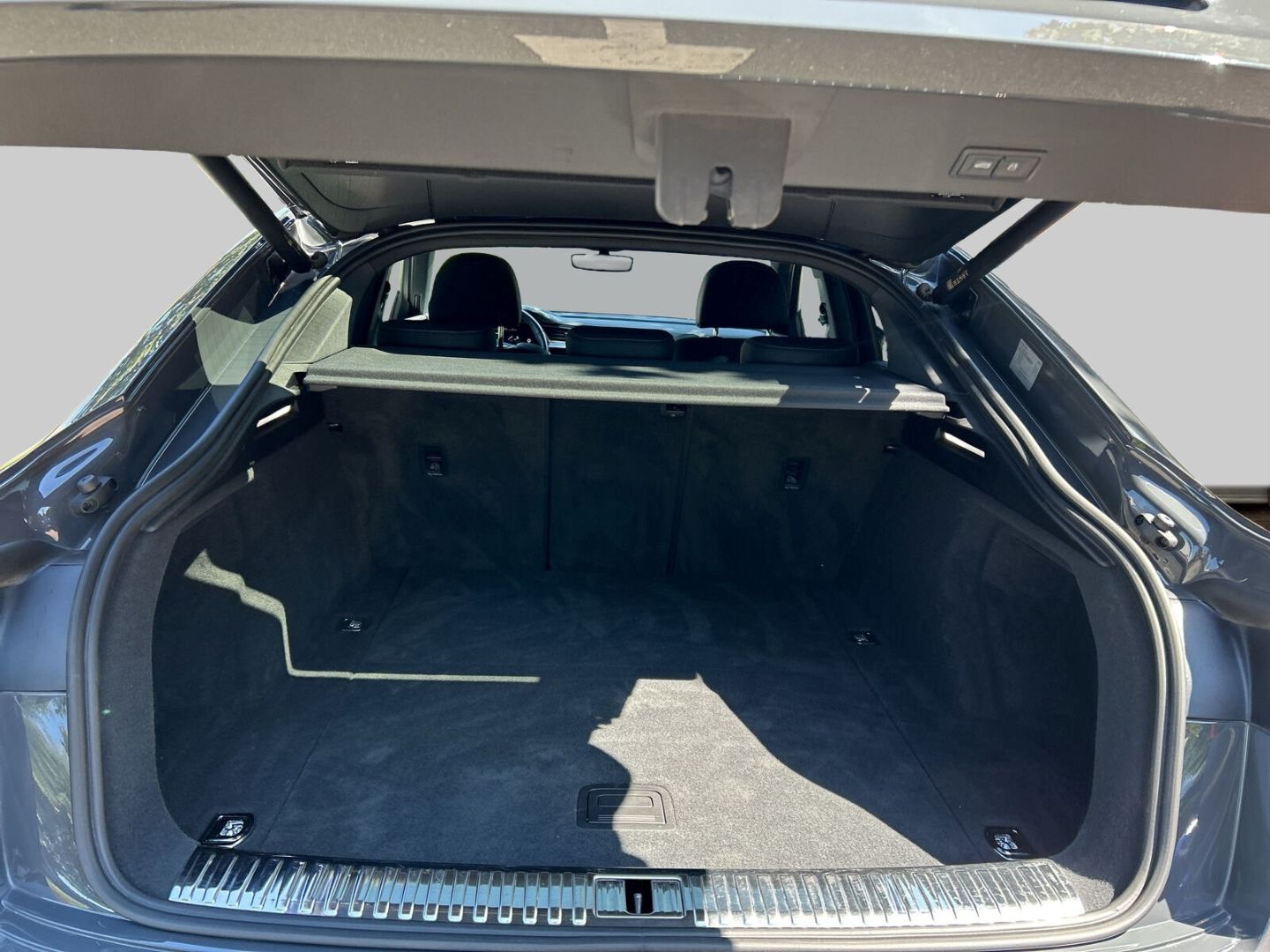 Fahrzeugabbildung Audi Q8 e-tron Sportback 50 LED Optik Paket Sportsitz - mit KI generiert/bearbeitet