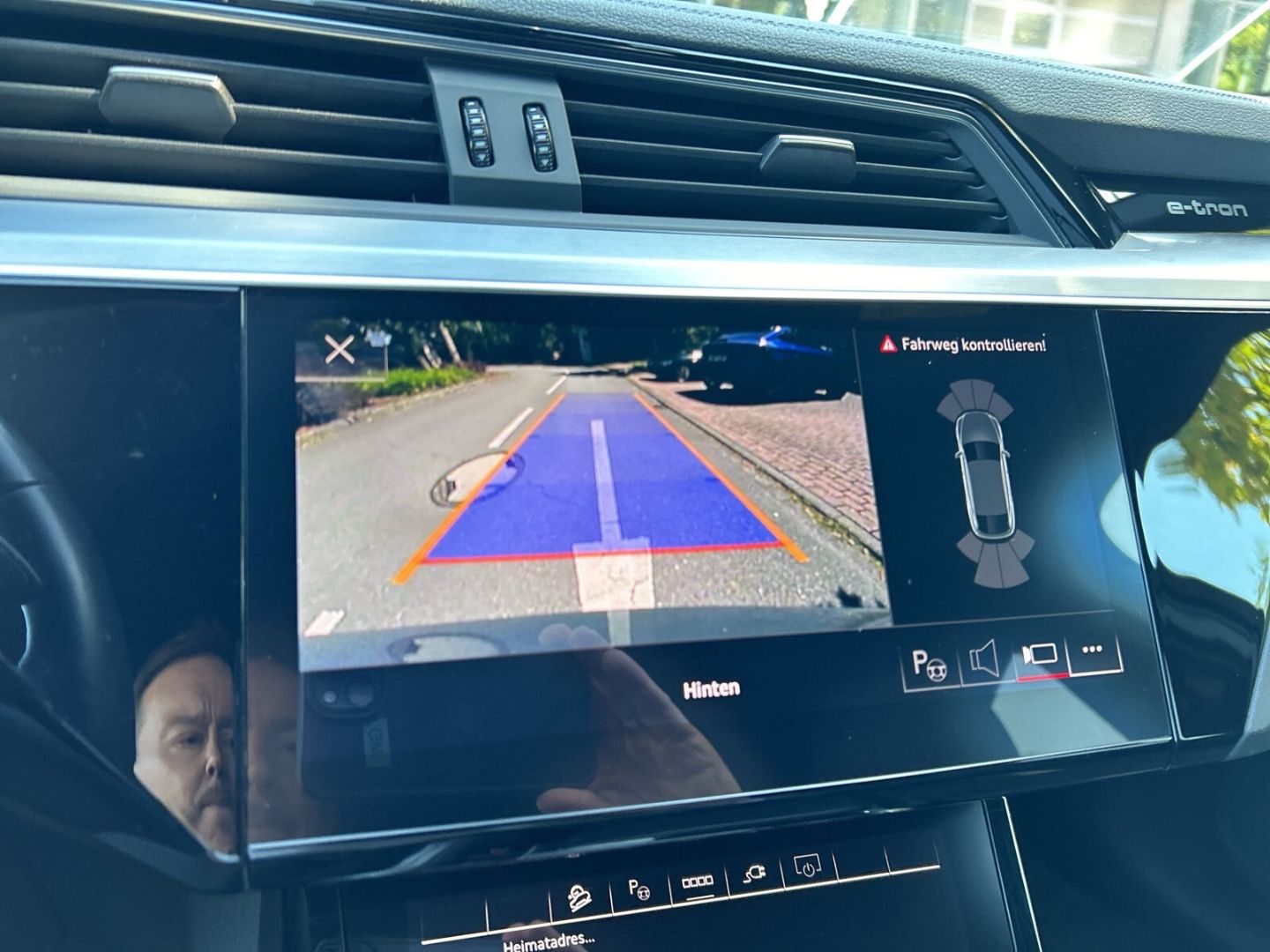Fahrzeugabbildung Audi Q8 e-tron Sportback 50 LED Optik Paket Sportsitz - mit KI generiert/bearbeitet