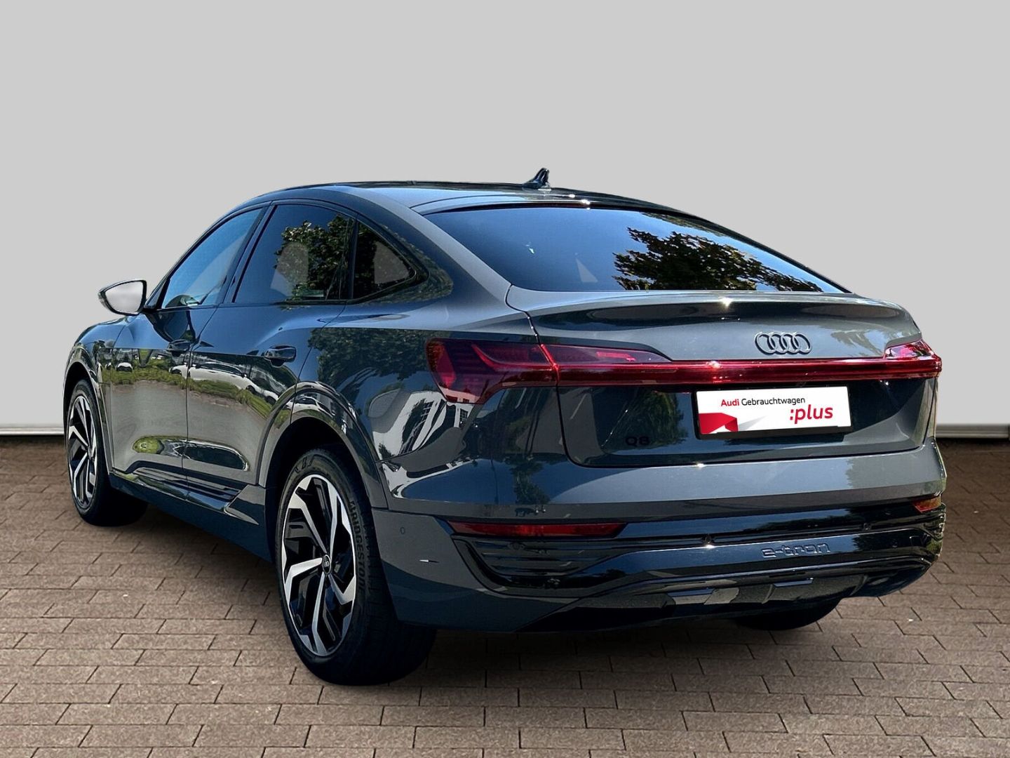 Fahrzeugabbildung Audi Q8 e-tron Sportback 50 LED Optik Paket Sportsitz - mit KI generiert/bearbeitet