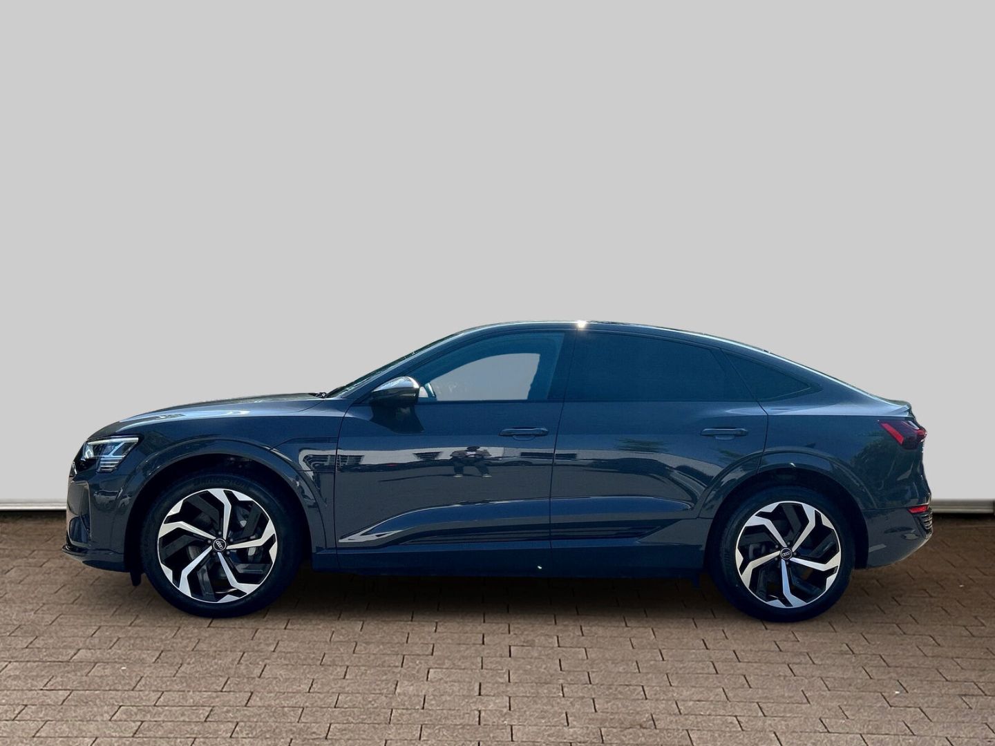 Fahrzeugabbildung Audi Q8 e-tron Sportback 50 LED Optik Paket Sportsitz - mit KI generiert/bearbeitet