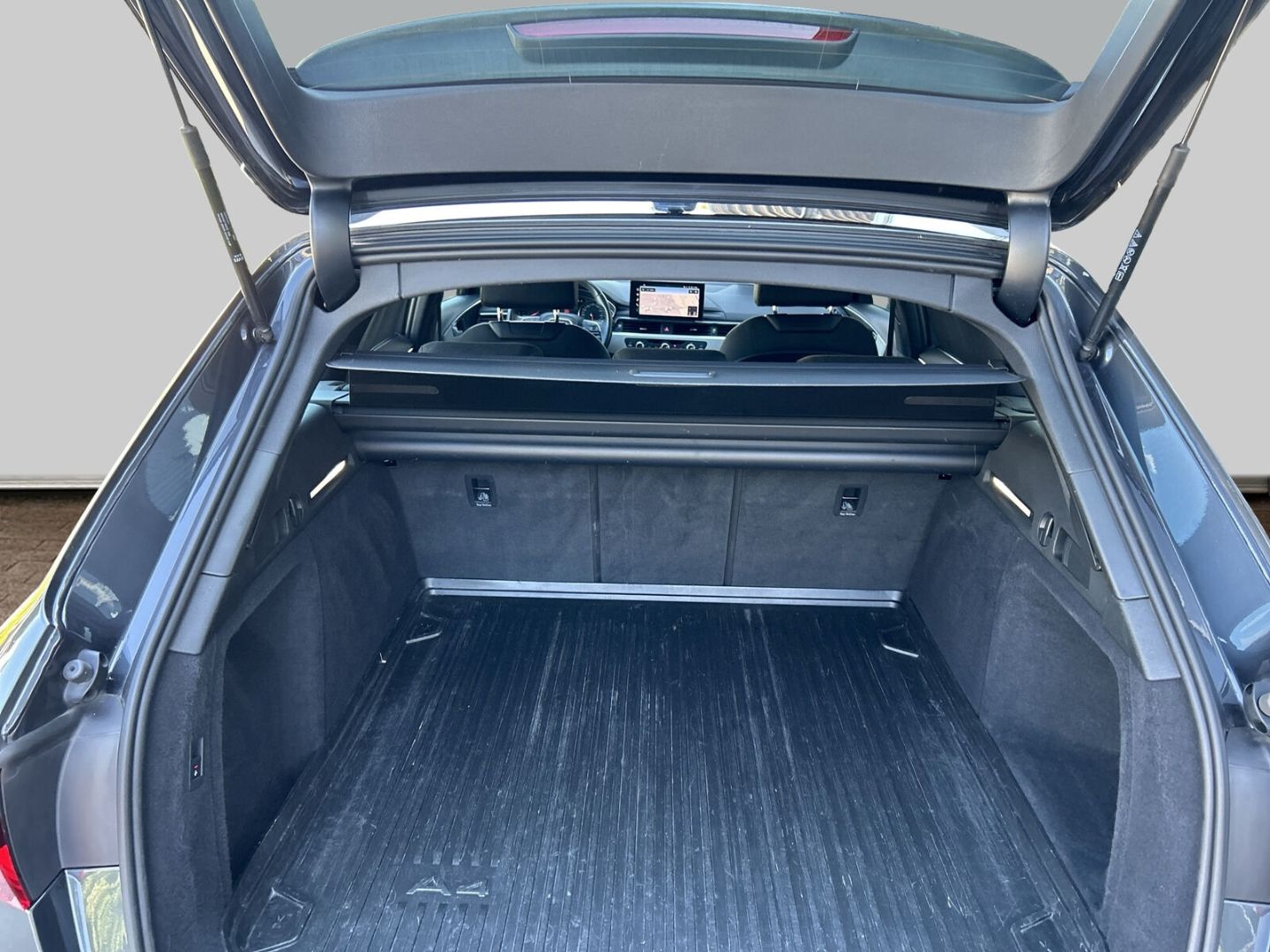 Fahrzeugabbildung Audi A4 Avant 40 TDI quattro Stronic LED Kamera AHK A - mit KI generiert/bearbeitet