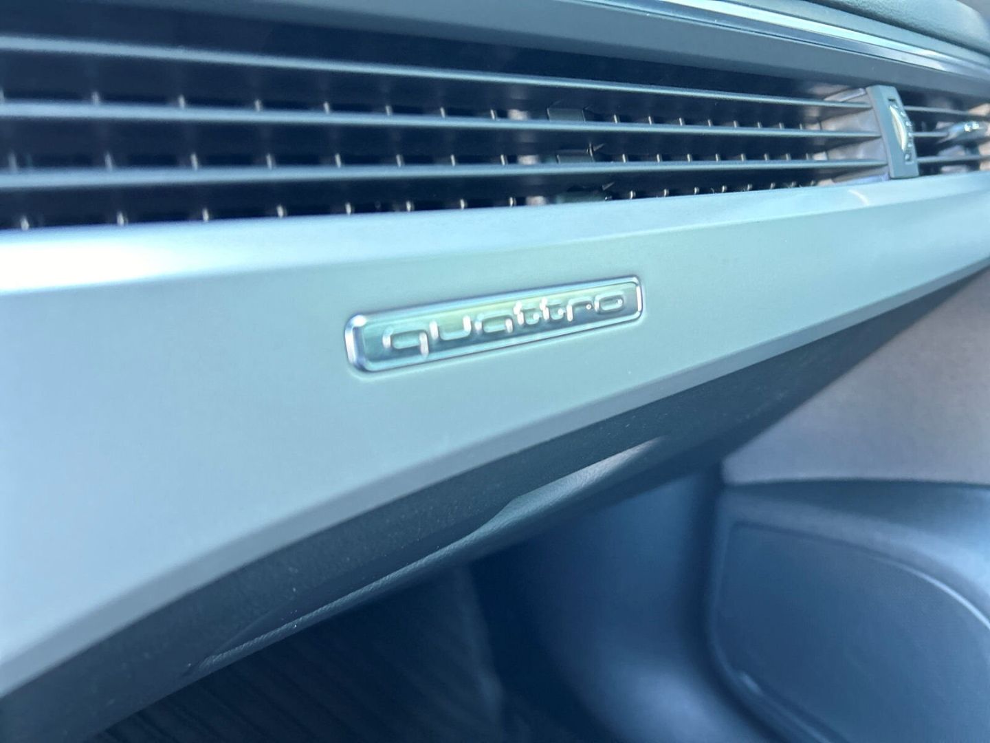 Fahrzeugabbildung Audi A4 Avant 40 TDI quattro Stronic LED Kamera AHK A - mit KI generiert/bearbeitet