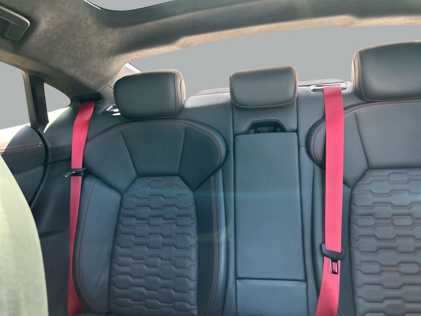 Fahrzeug 14 Fahrzeugabbildung Audi RS e-tron GT Matrix LED Leder Sportsitze Pano Ka - mit KI generiert/bearbeitet