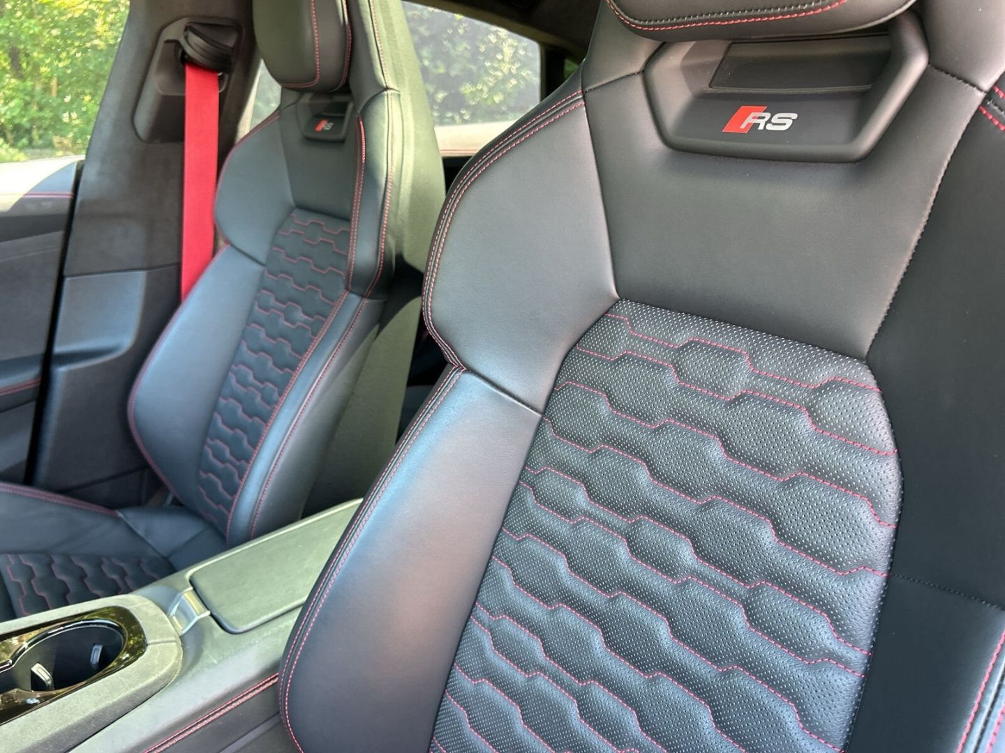 Fahrzeug 23 Fahrzeugabbildung Audi RS e-tron GT Matrix LED Leder Sportsitze Pano Ka - mit KI generiert/bearbeitet