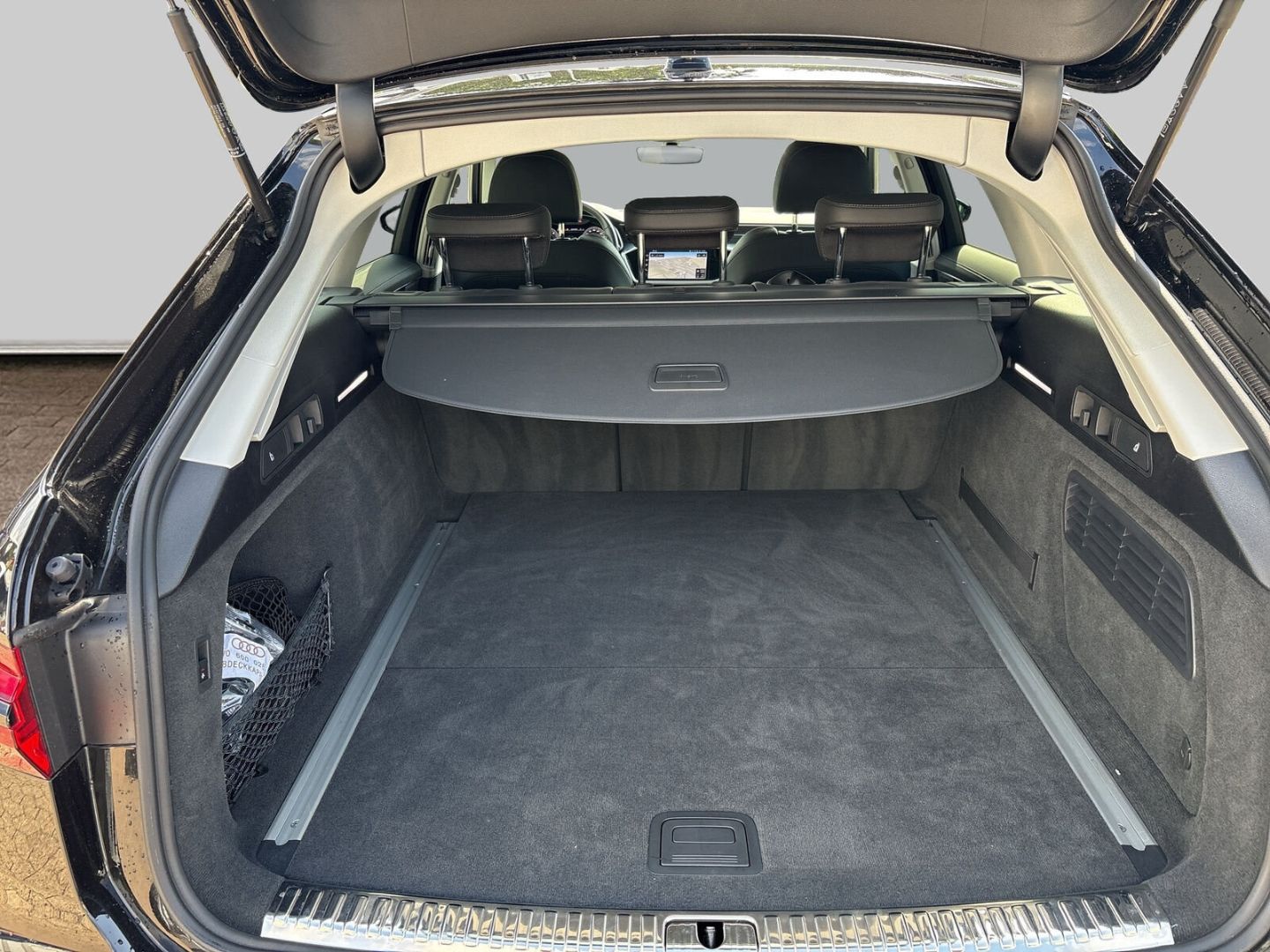 Fahrzeug 17 Fahrzeugabbildung Audi A6 allroad 40 TDI LED+AHK+LUFTFEDERUNG+VIRTUAL - mit KI generiert/bearbeitet