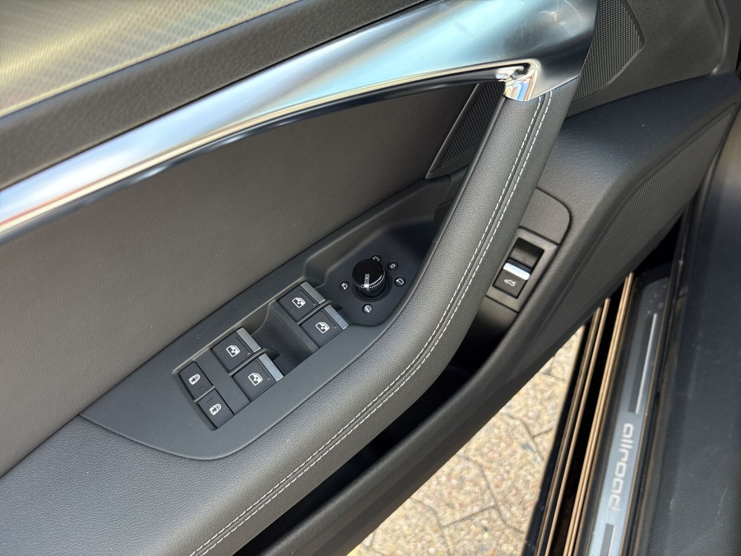 Fahrzeug 23 Fahrzeugabbildung Audi A6 allroad 40 TDI LED+AHK+LUFTFEDERUNG+VIRTUAL - mit KI generiert/bearbeitet