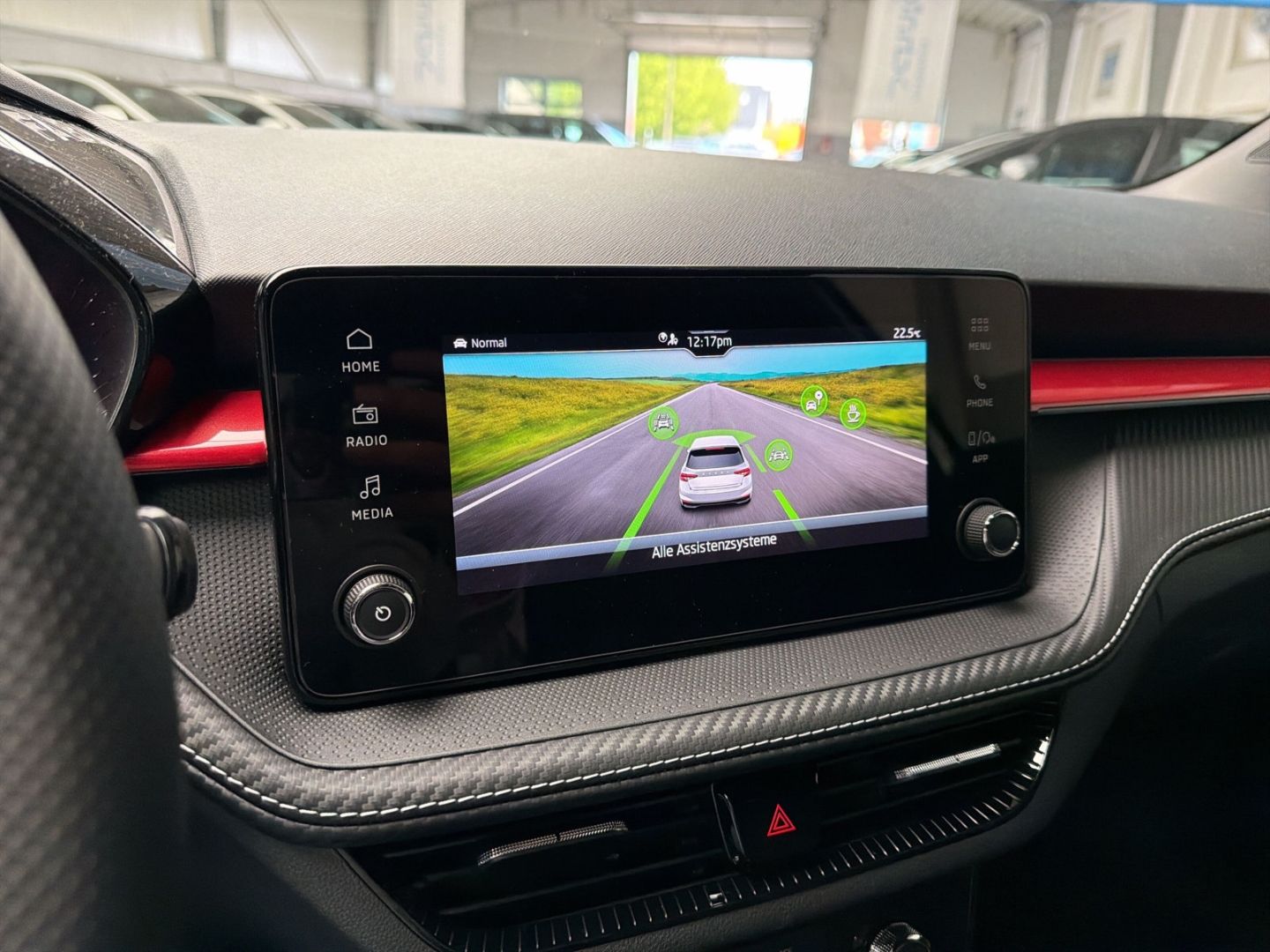 Fahrzeug 17 Fahrzeugabbildung SKODA Fabia 1.0 TSI Monte Carlo Rückfahrkamera LED - mit KI generiert/bearbeitet