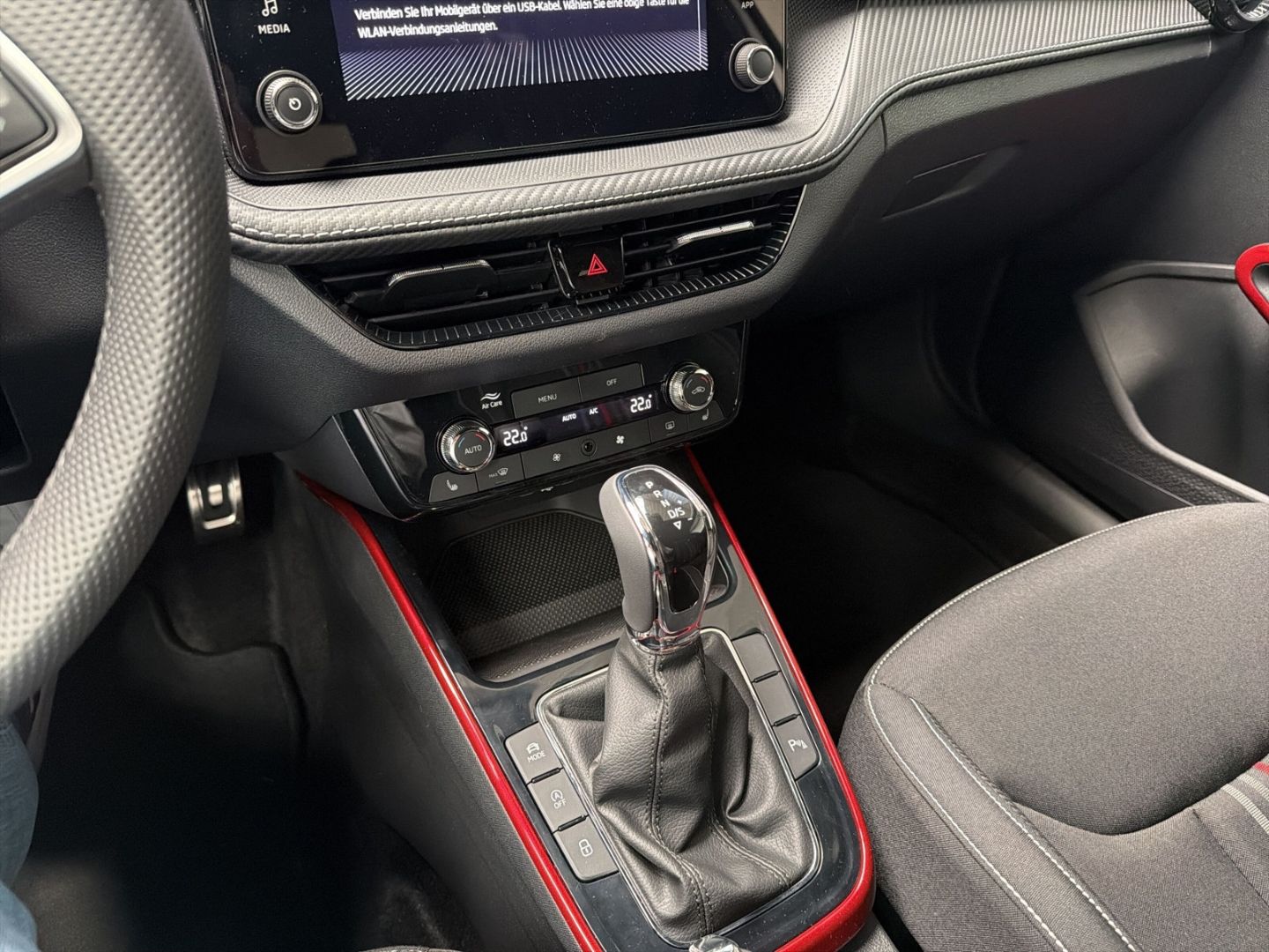 Fahrzeug 19 Fahrzeugabbildung SKODA Fabia 1.0 TSI Monte Carlo Rückfahrkamera LED - mit KI generiert/bearbeitet