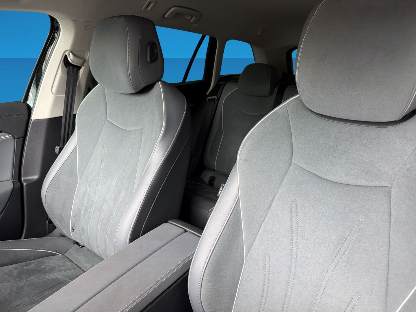 Fahrzeugabbildung Volkswagen Passat 1.5 eTSI Business Rear View Navi Clima - mit KI generiert/bearbeitet