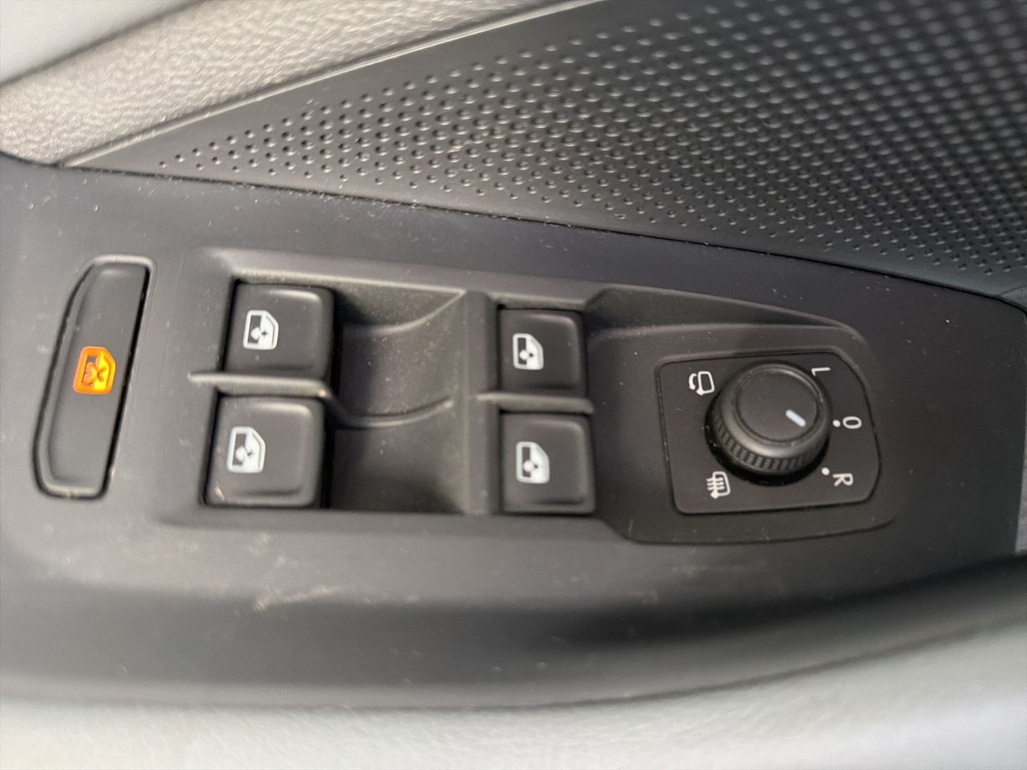 Fahrzeugabbildung Volkswagen Passat 1.5 eTSI Business Rear View Navi Clima - mit KI generiert/bearbeitet