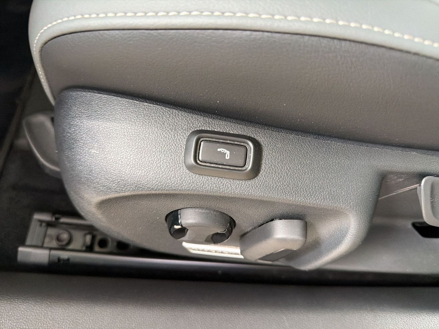 Fahrzeugabbildung Volkswagen Passat 1.5 eTSI Business Rear View Navi Clima - mit KI generiert/bearbeitet