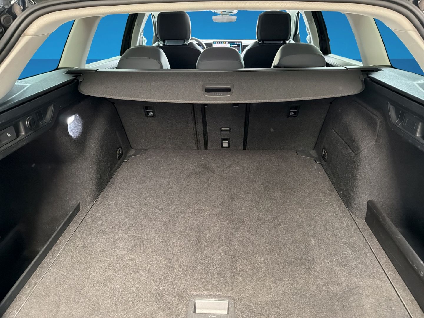 Fahrzeugabbildung Volkswagen Passat 1.5 eTSI Business Rear View Navi Clima - mit KI generiert/bearbeitet